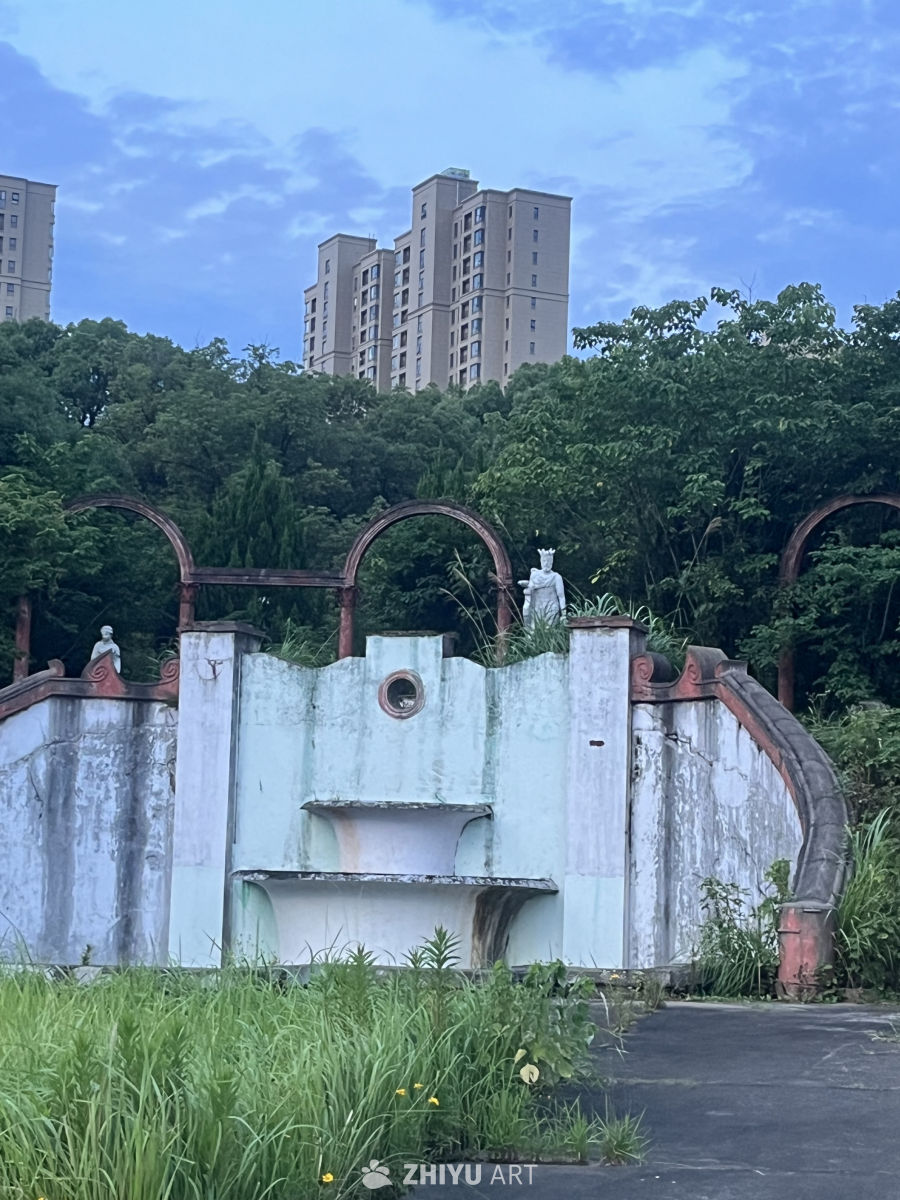 废弃雕塑与高楼的对比