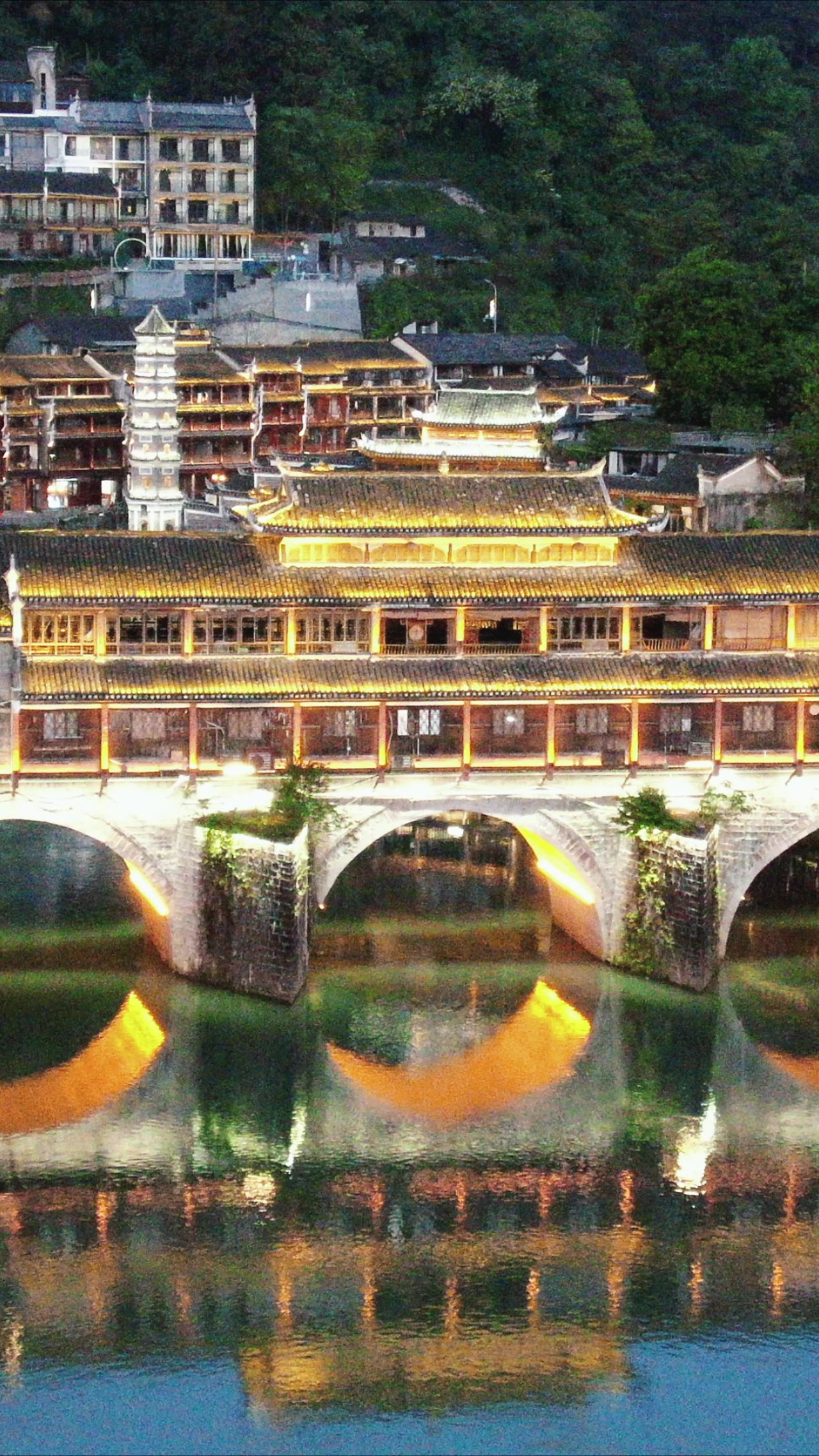 湖南湘西凤凰古城夜景竖屏