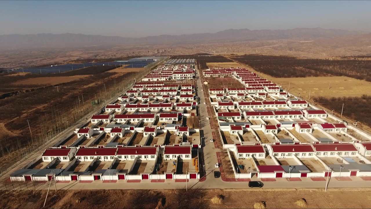 航拍黄土高原农村整齐的房屋