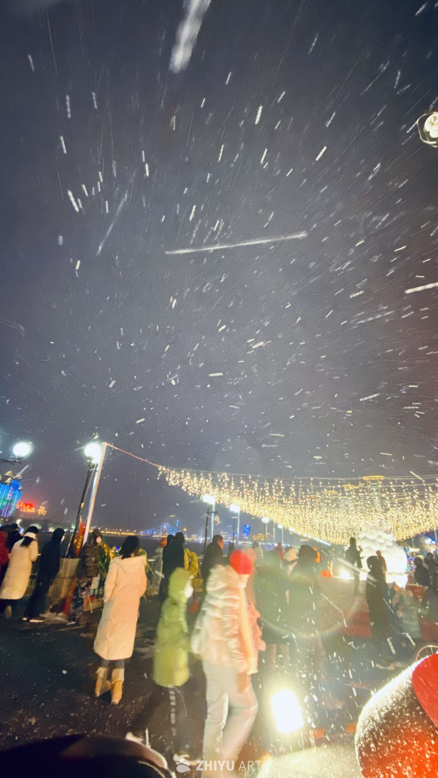 雪夜街头的温暖灯火