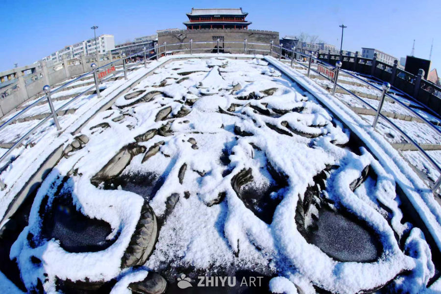 雪覆古城墙，龙影映冬日
