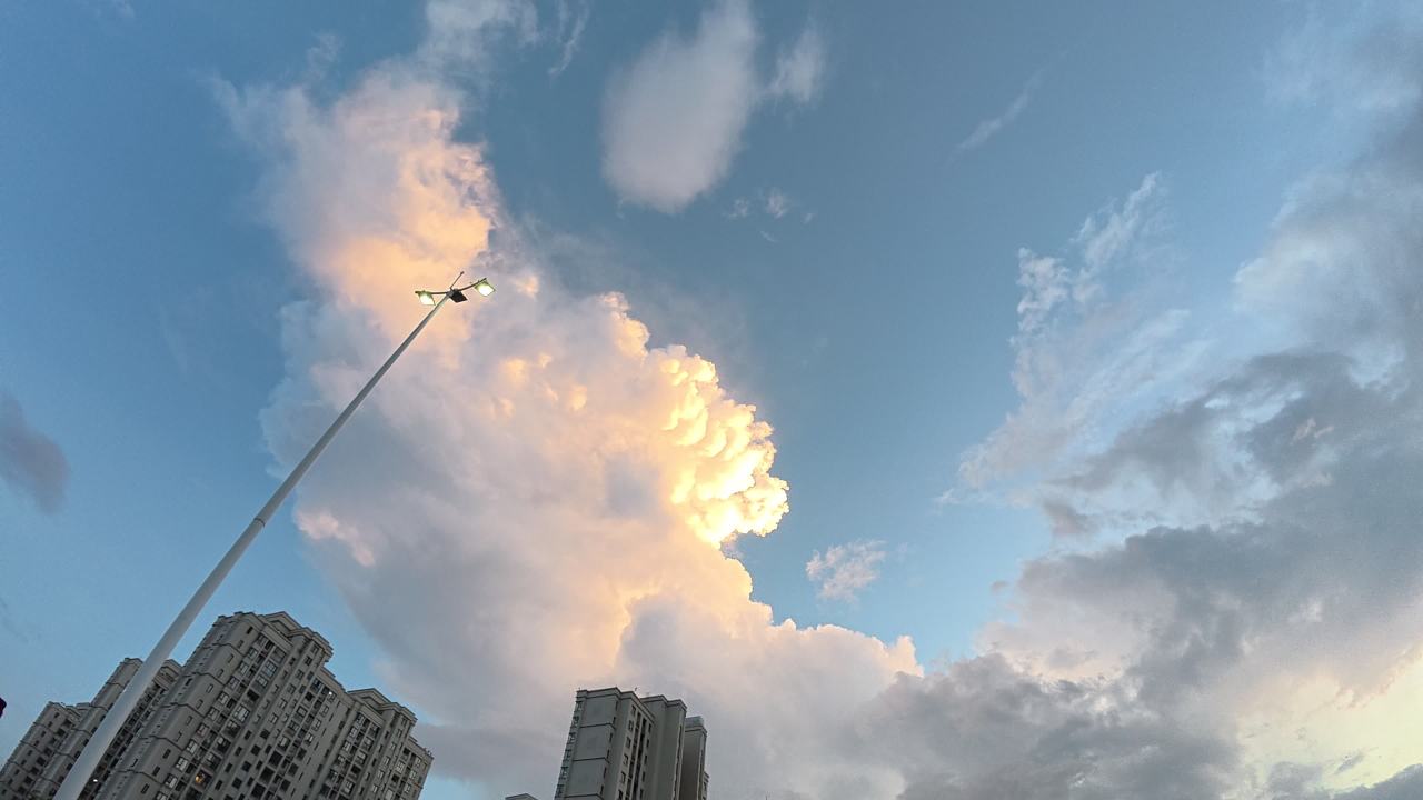 城市上空的云层