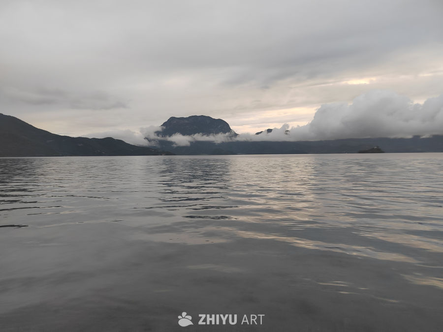 湖对天空