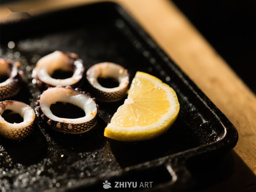 烤鱿鱼圈配柠檬片