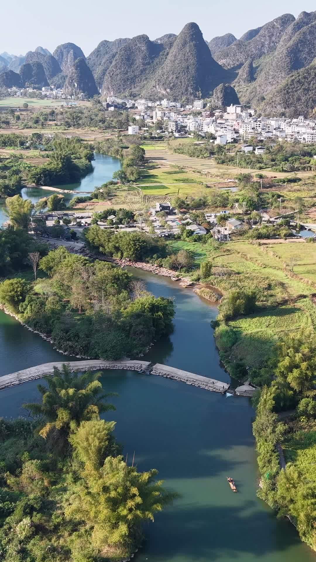 山水间的宁静村庄
