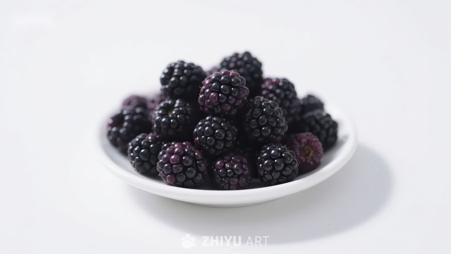 新鲜黑莓堆放在白色盘中