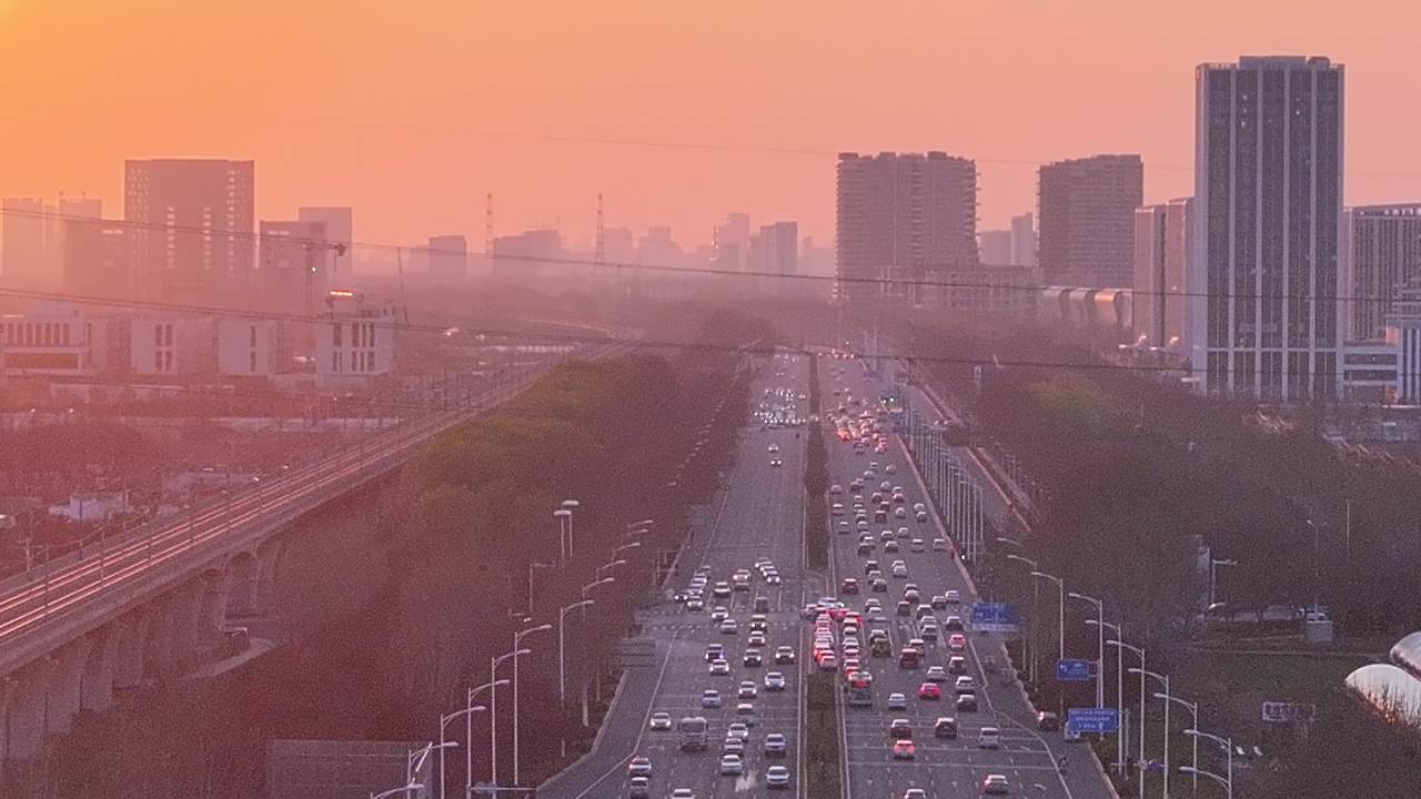夕阳下的城市公路