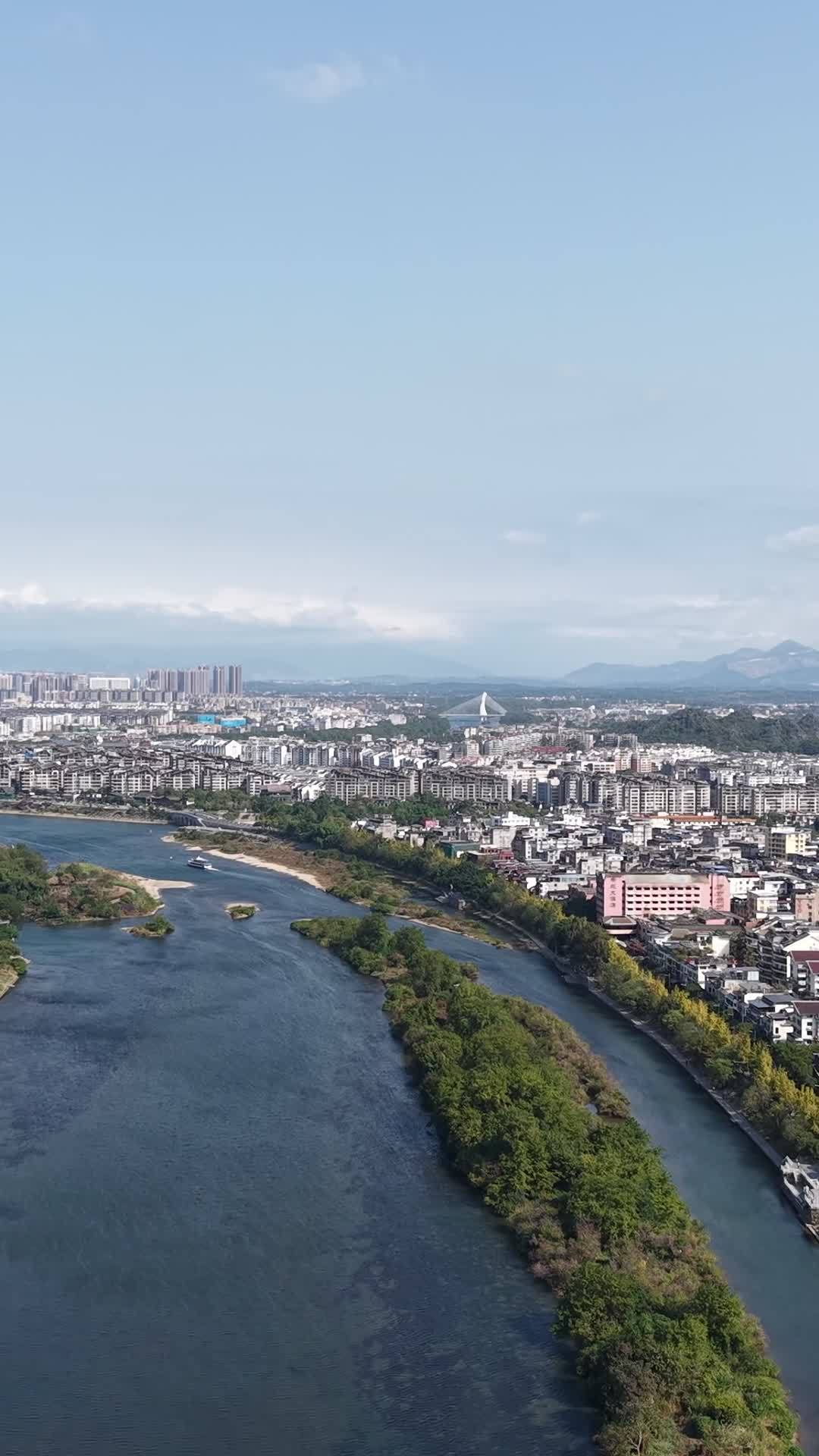 河畔城市的宁静时光