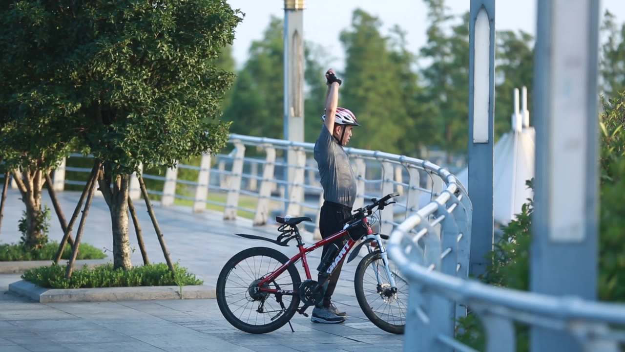 湖边晨练