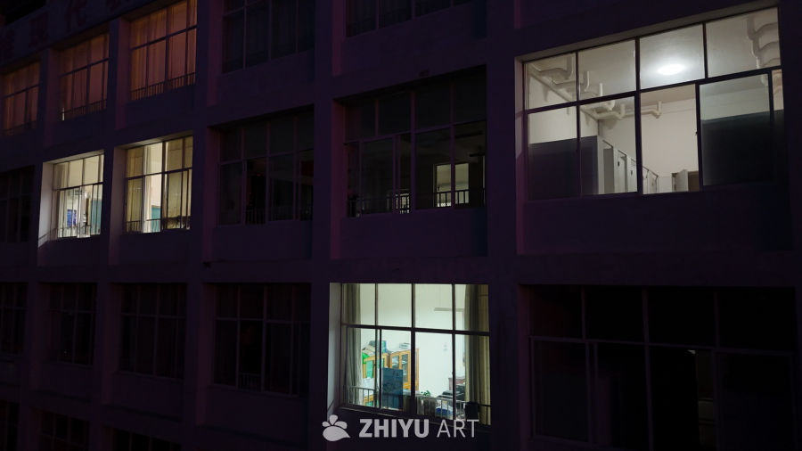 夜幕下的城市窗口