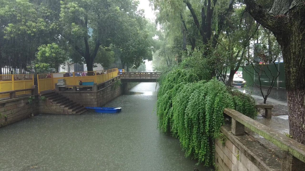 下雨素材雨水雨滴实拍 