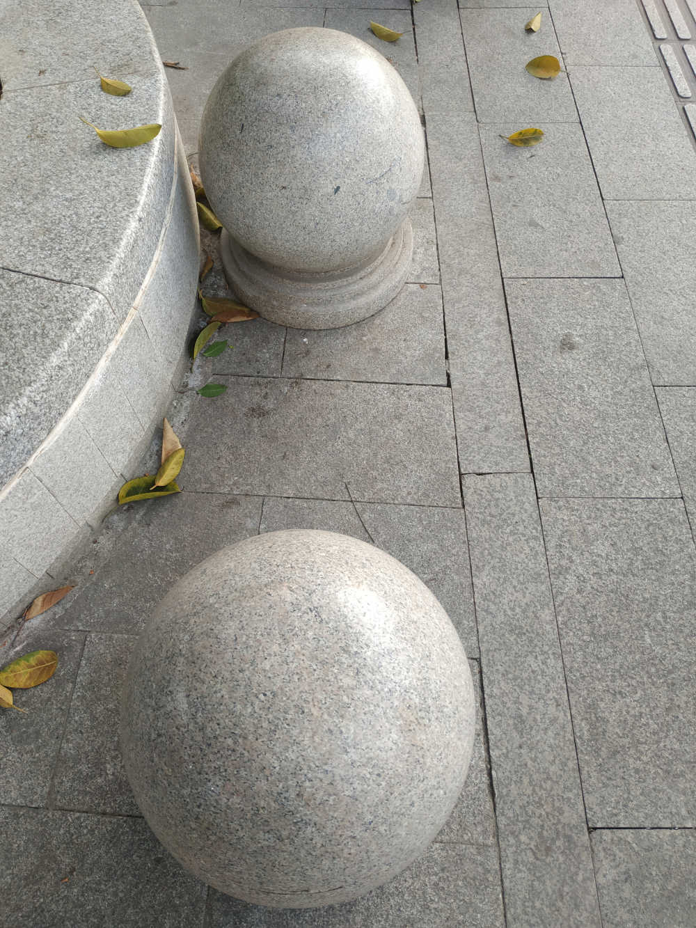 石板路上两个石球