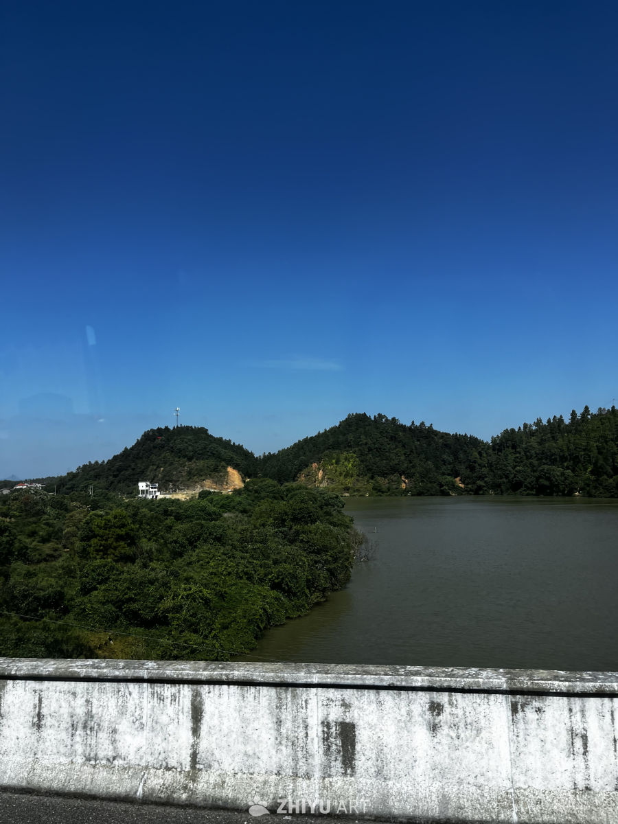 湖畔静谧山景