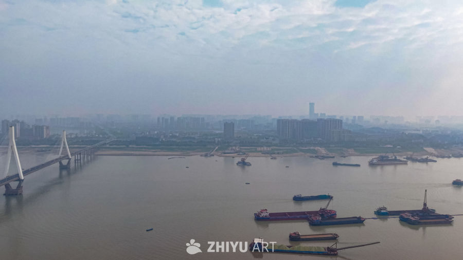江上繁忙的航运与城市景观