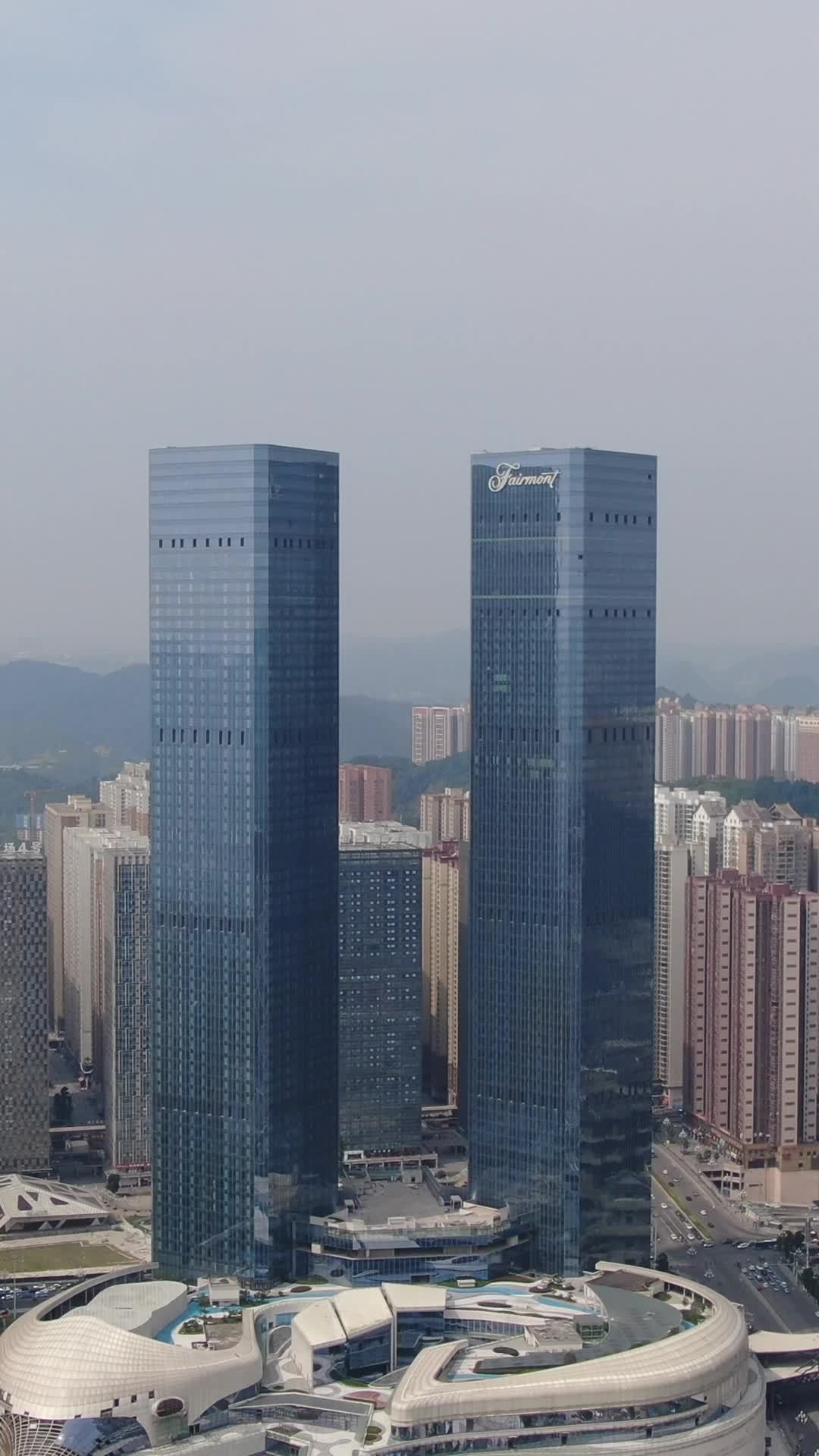 双子塔的城市剪影