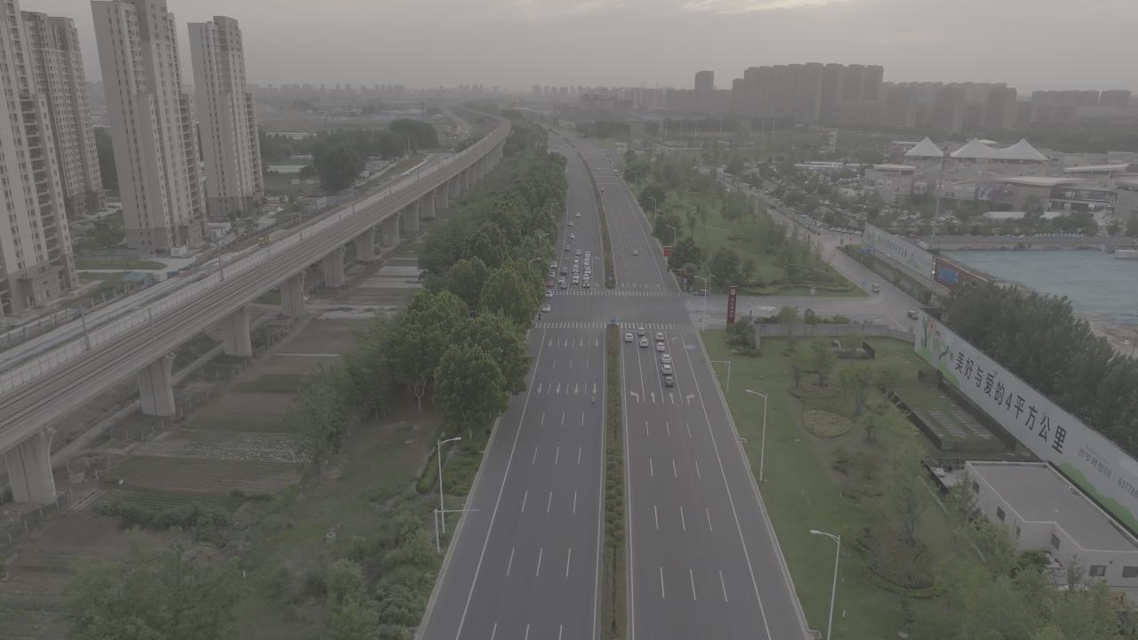 城市清晨的繁忙与宁静