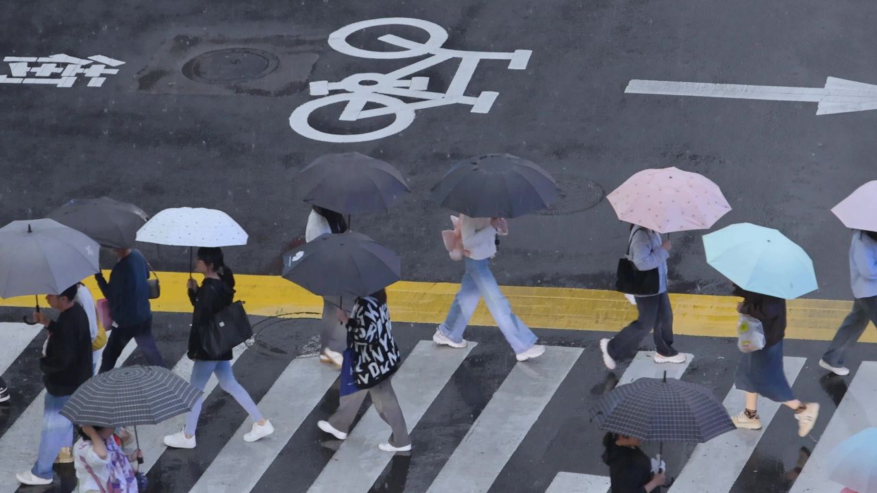 雨天城市街道路口人流 7
