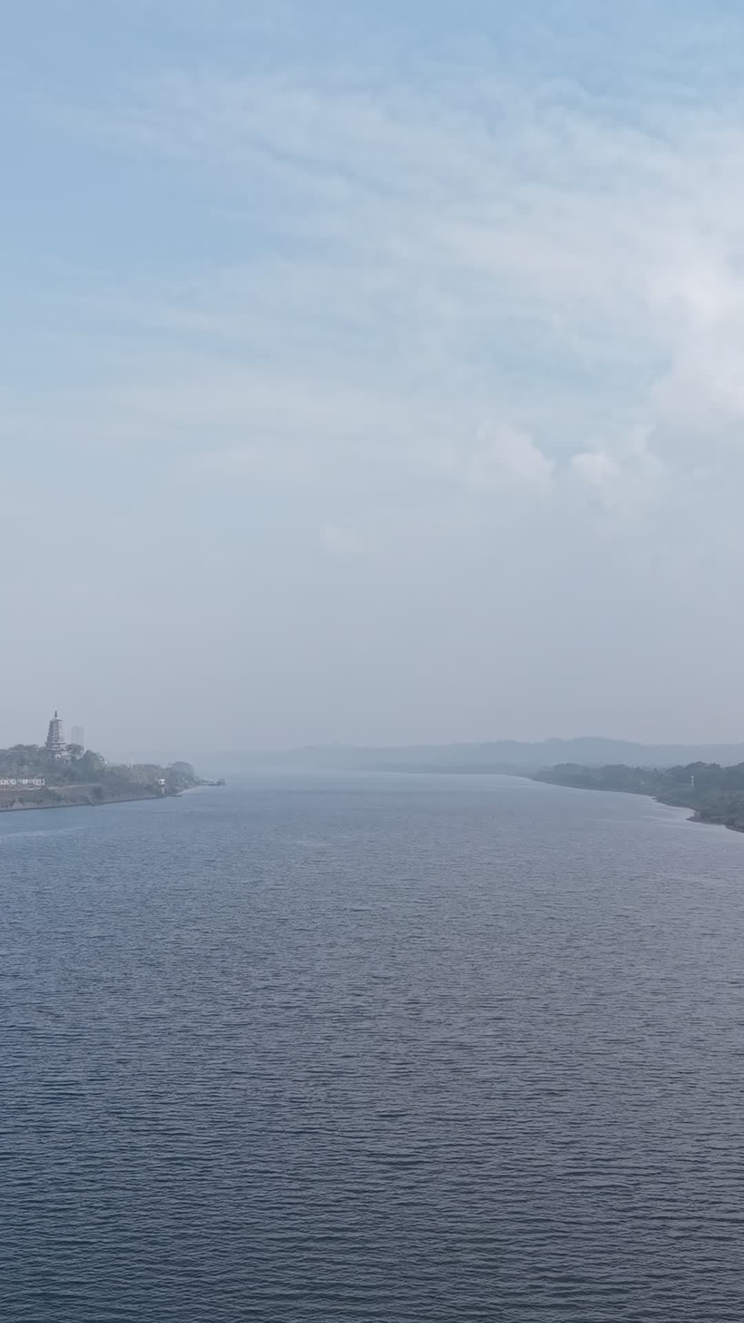 静谧的河流风光
