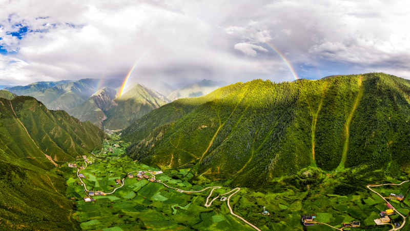 山谷中雨后的彩虹