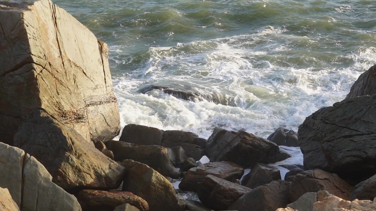 浪打礁石
