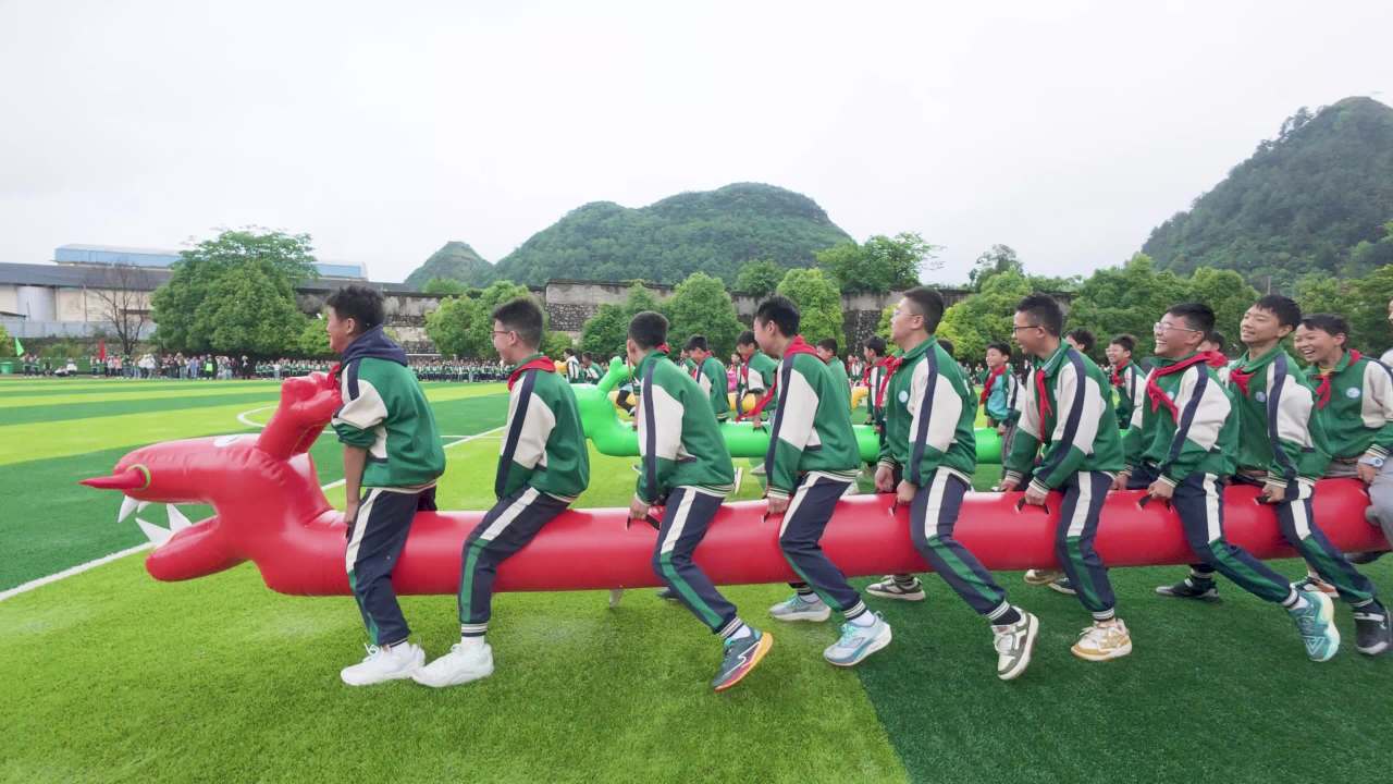4k小学生课外活动 操场赛龙舟比赛