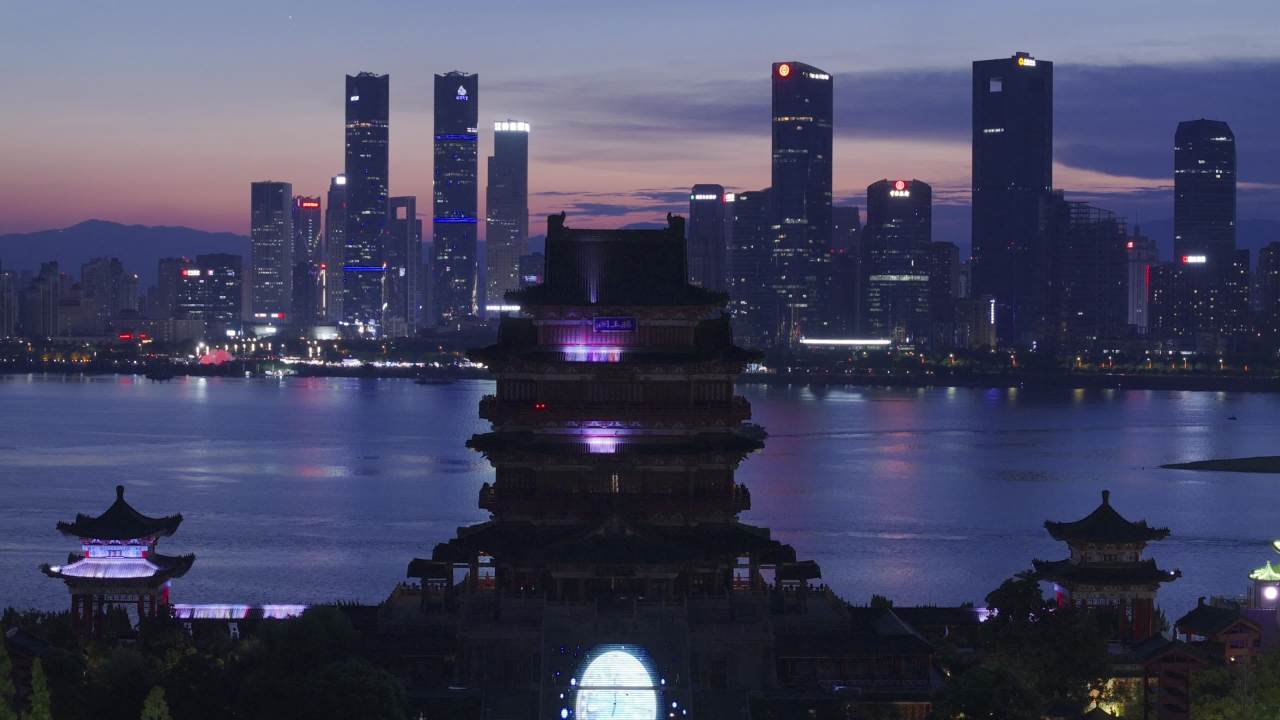城市与古塔的夜晚交响