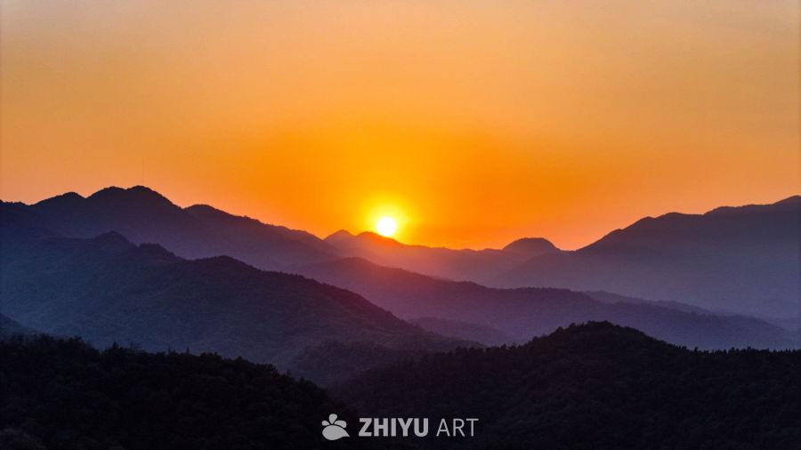 山间日落的宁静时光