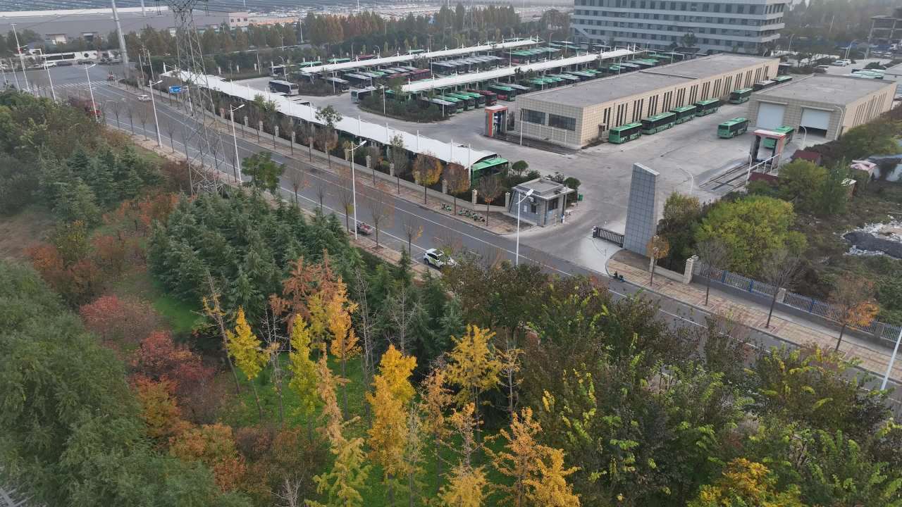 秋日河畔的城市风光