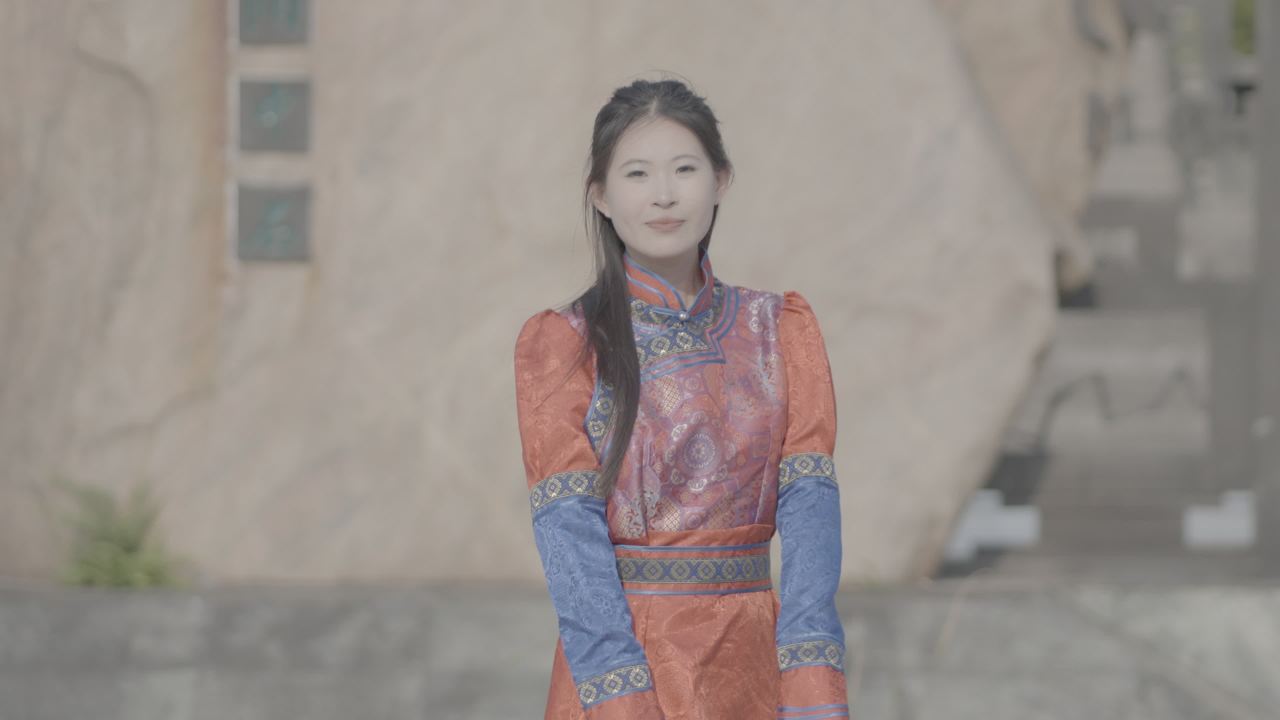 传统服饰下的微笑