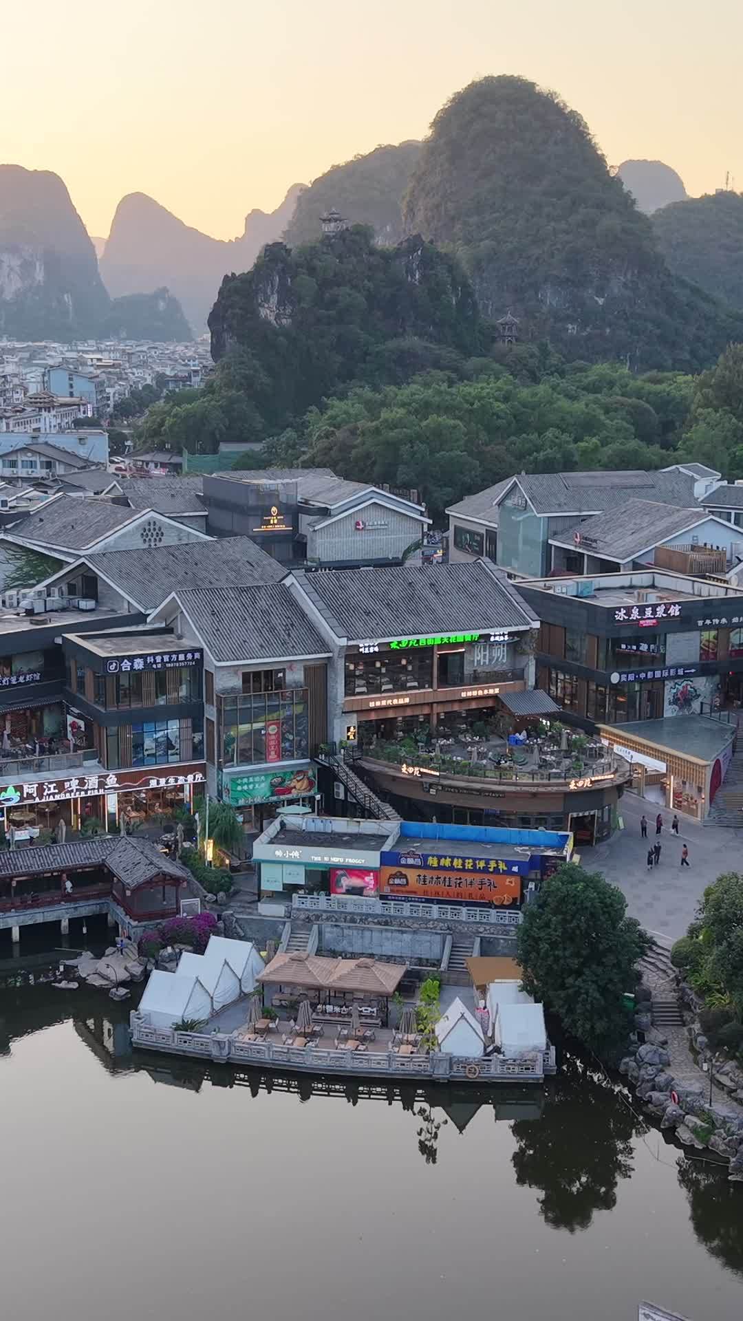 竖版航拍傍晚阳朔县城风光 