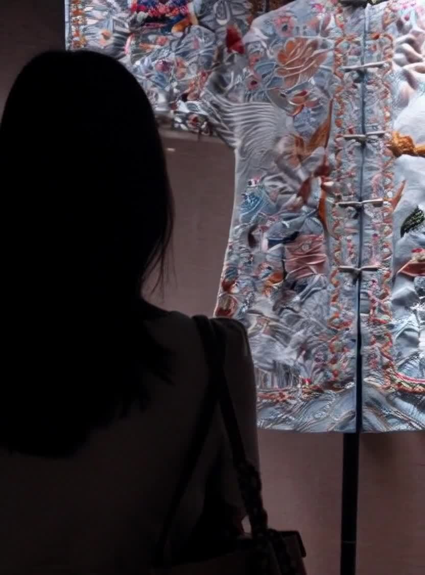 女士观赏华丽服饰：传统艺术的魅力。