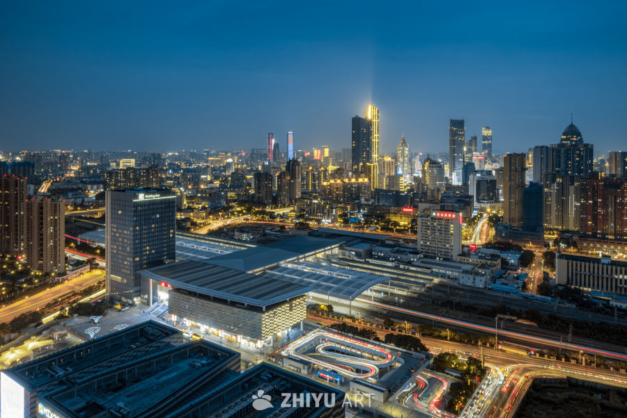 都市夜景：灯火与车流的交响