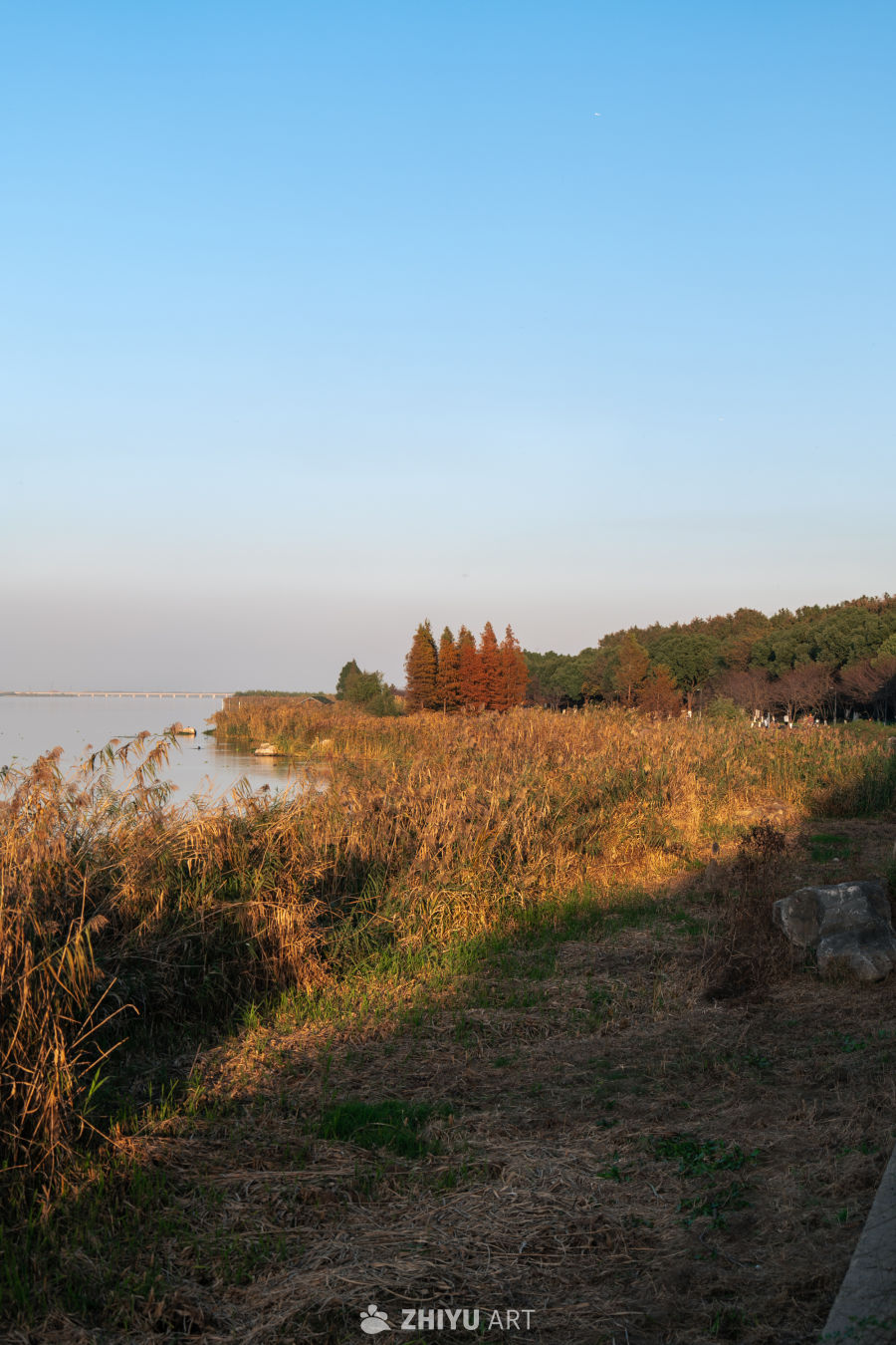 秋日湖畔夕阳景