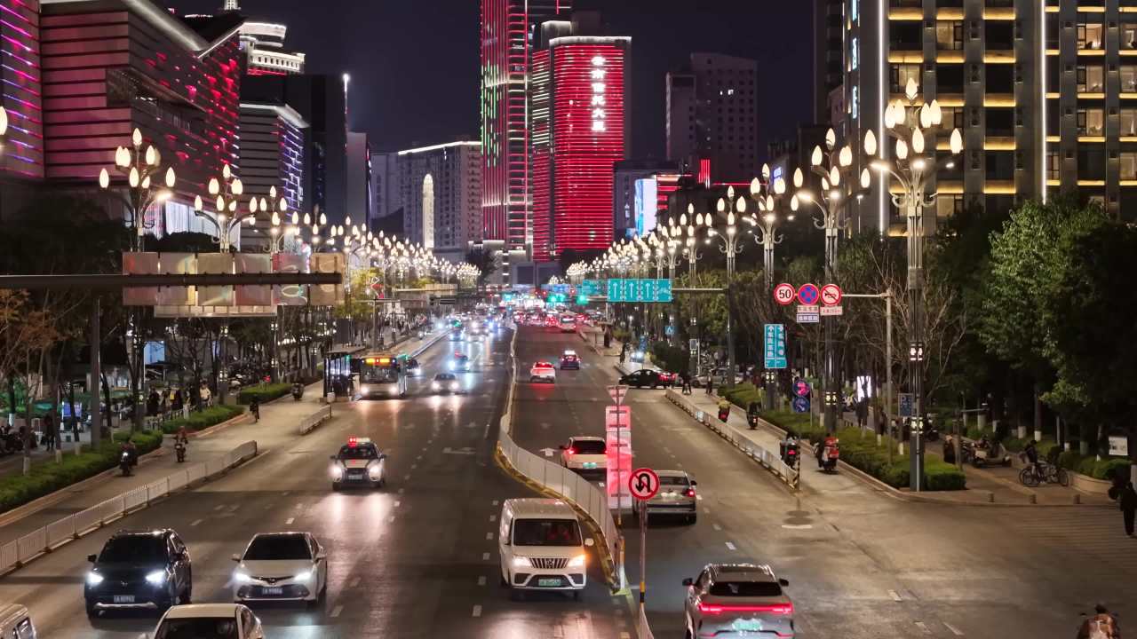 霓虹灯下的都市夜景
