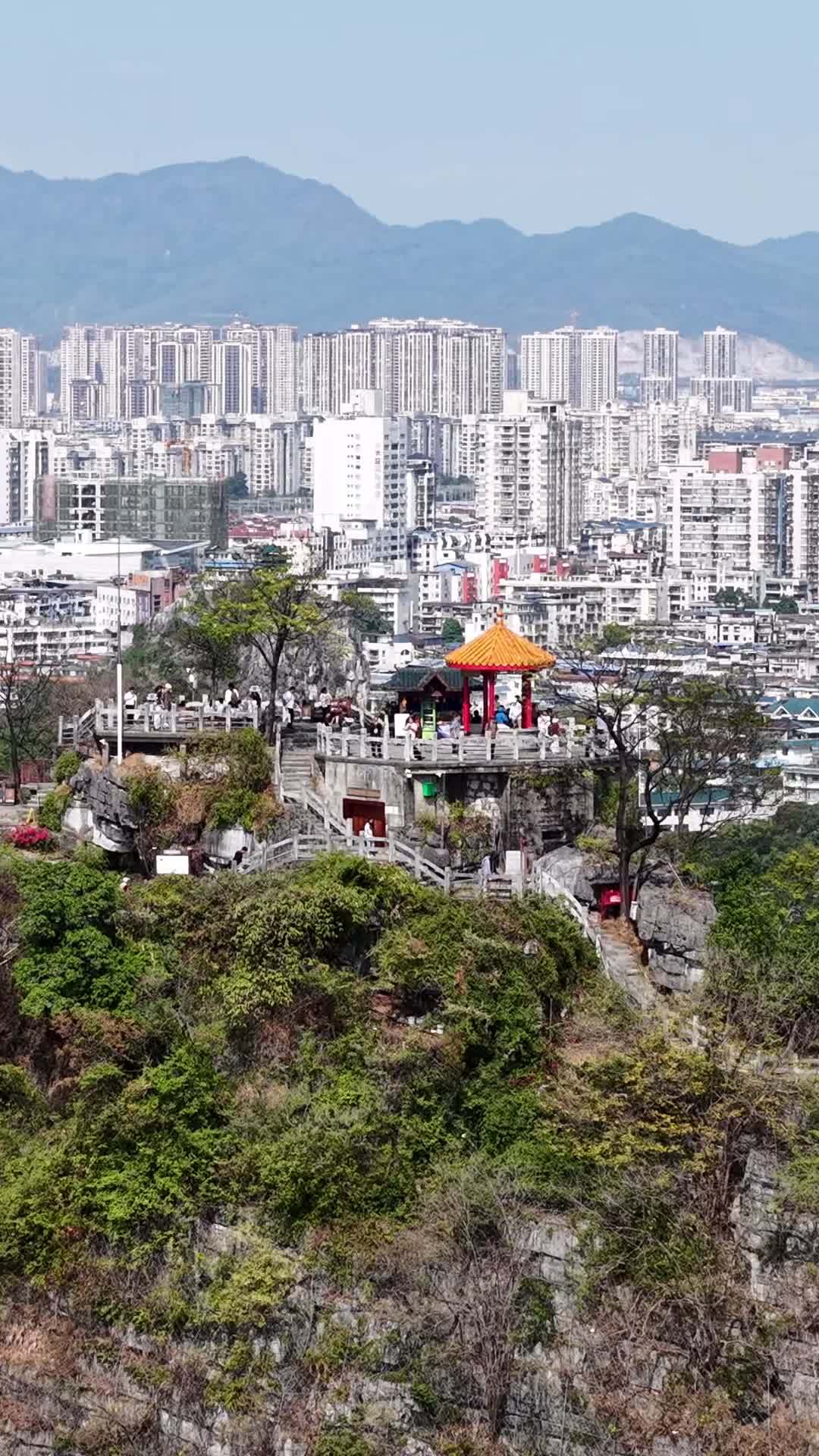 山顶亭台俯瞰城市