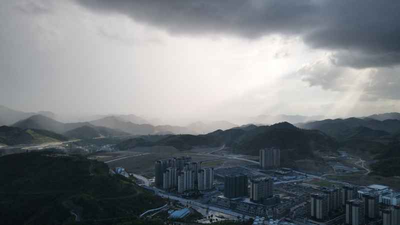 航拍雨中丁达尔光