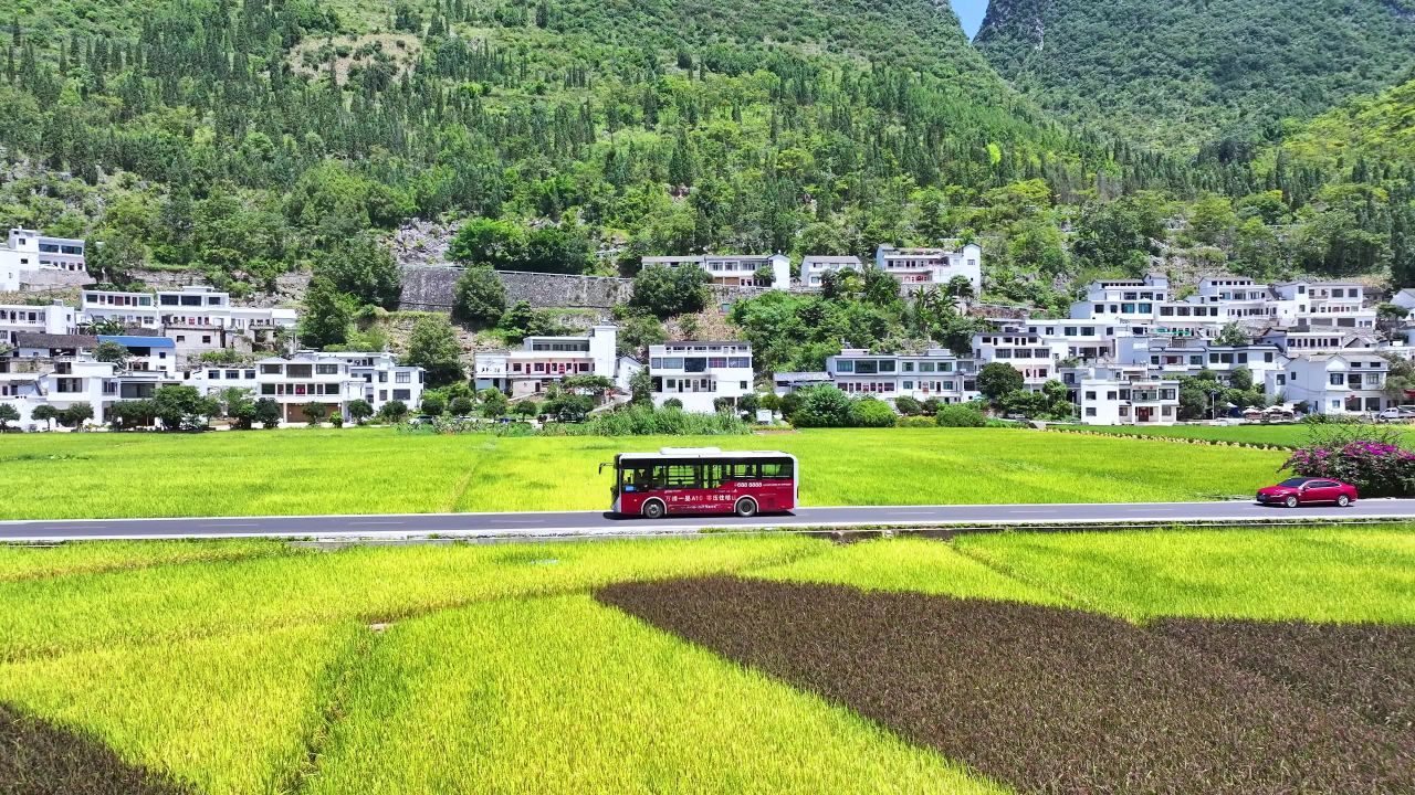 4k航拍公交车在乡村路旅游路上行驶