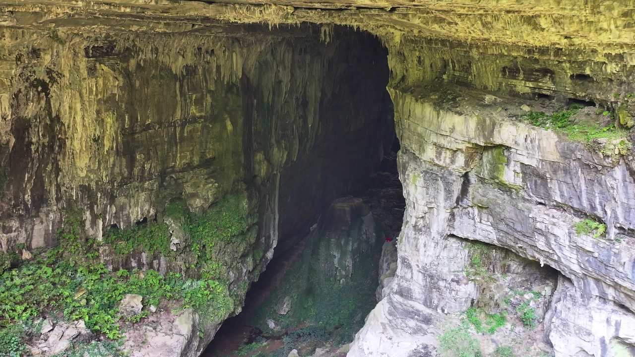 4k航拍喀斯特溶洞自然奇观  地质奇观