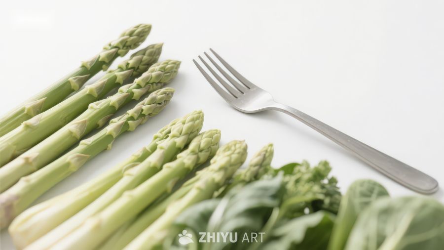 新鲜芦笋与绿叶蔬菜摆盘