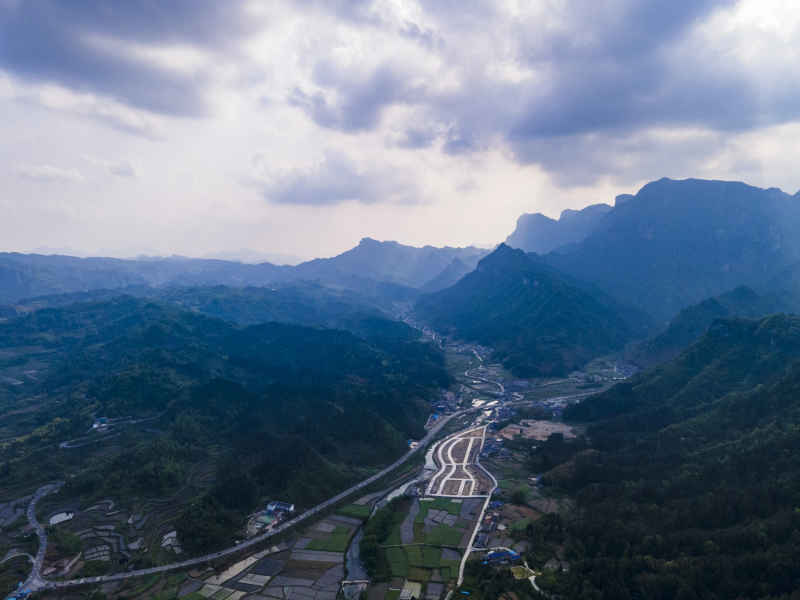 山川丘陵美丽乡村航拍摄影图