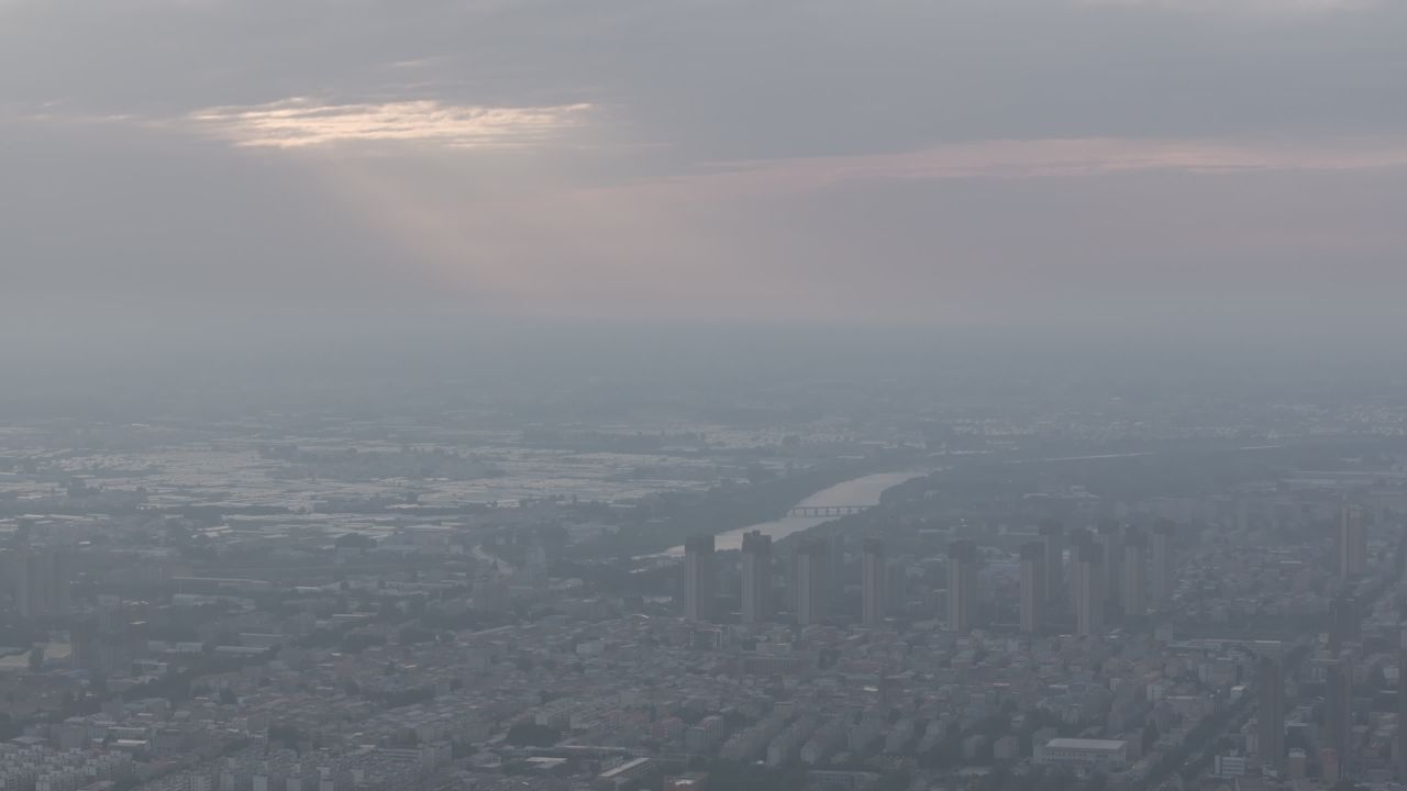 晨雾中的城市全景