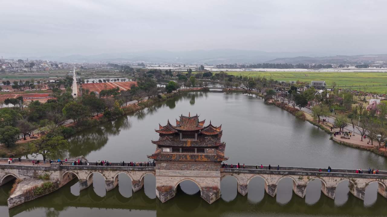 古桥上的宁静时光