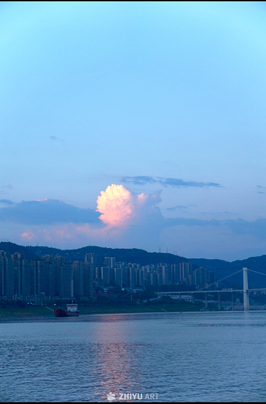 城市黄昏的静谧时光