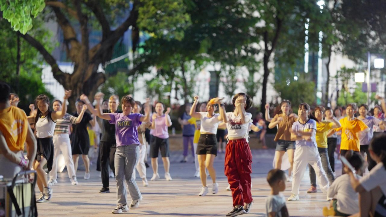 年轻人在公园跳广场舞