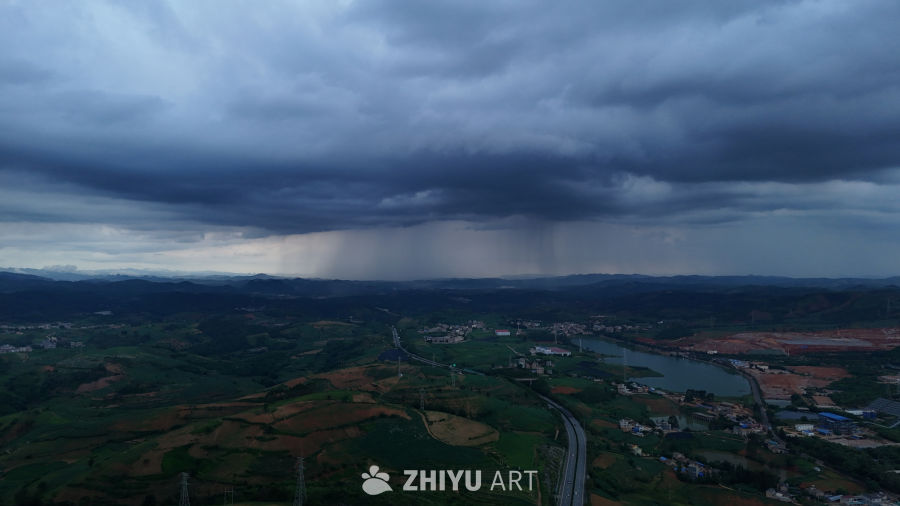 雨幕下的乡村