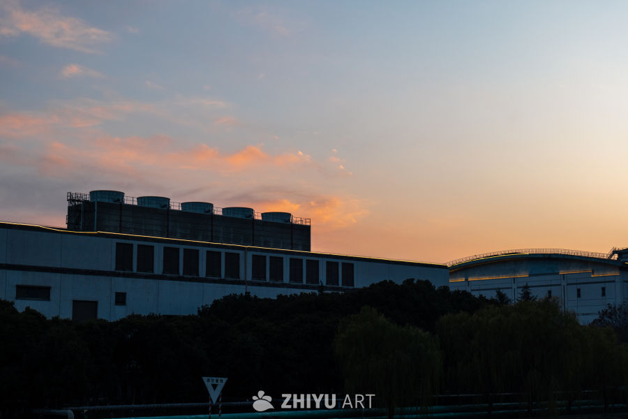 工业建筑的黄昏剪影