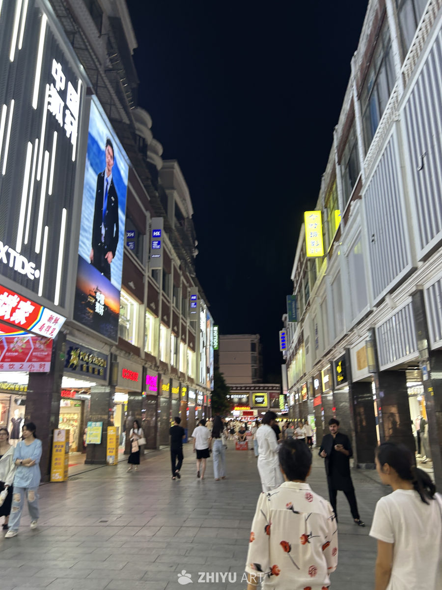 夜晚繁华的商业街