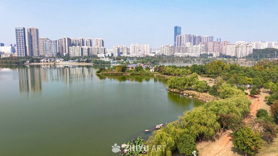 湖畔城市的静谧时光