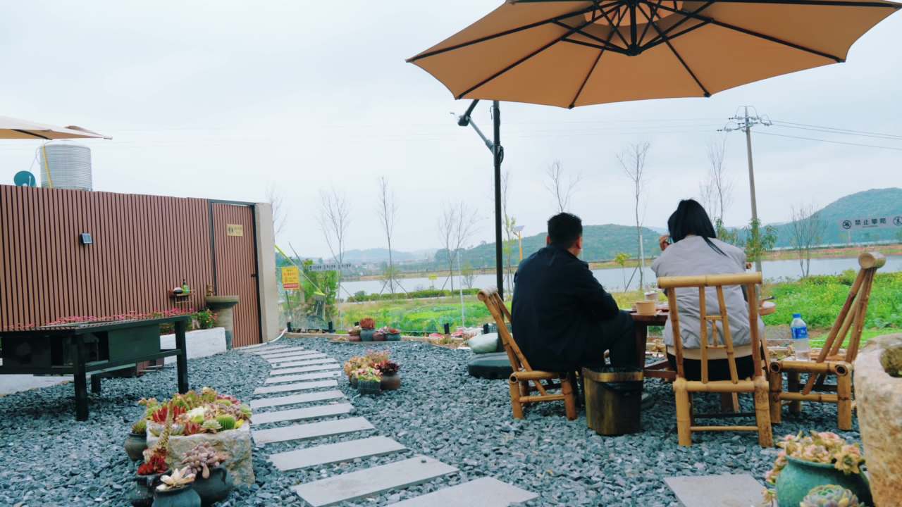 湖畔悠闲用餐时光