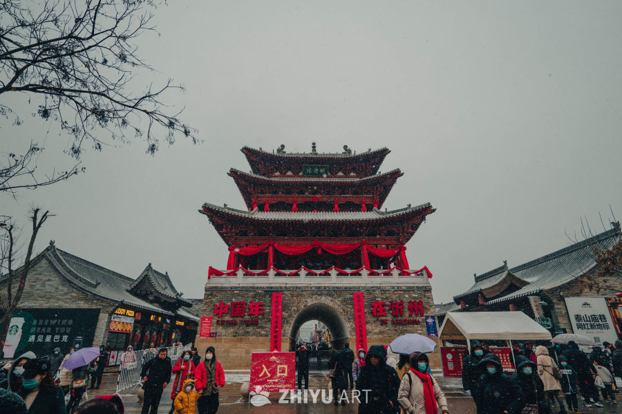 山西忻州古城明月楼下雪